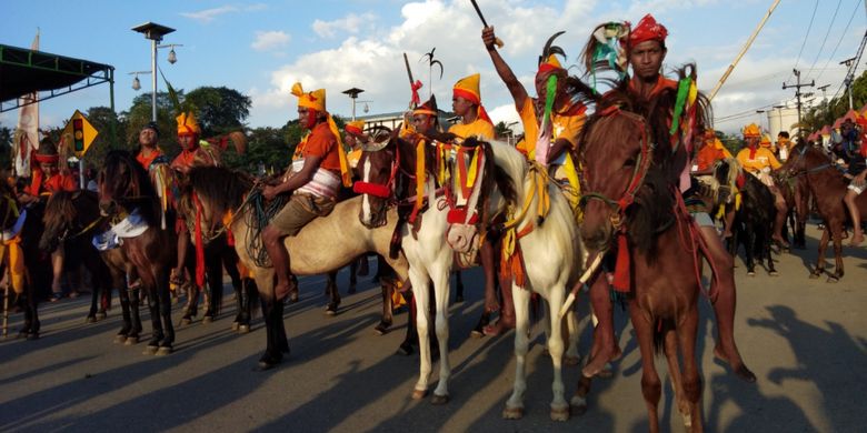Para penunggang kuda, saat melakukan atraksi dalam kegiatan Parade Kuda Sandalwood di Kota Waikabubak, Sumba Barat, Sabtu (7/7/2018).