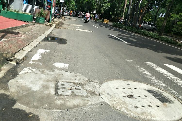 Permukaan aspal disepanjang Jalan Karang Tengah Raya, Lebak Bulus, Cilandak, Jakarta Selatan, rusak dan tak rata. 