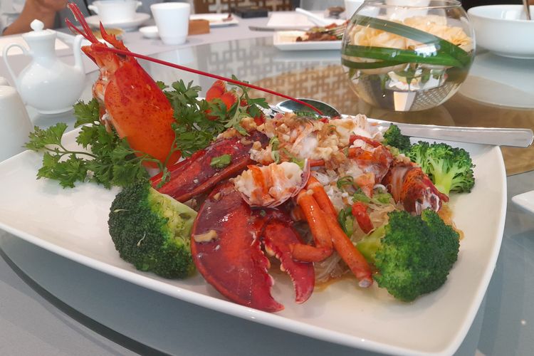 Steam Boston Lobster with Garlic and Glass Noodle di Tien Chao Gran Melia Jakarta.