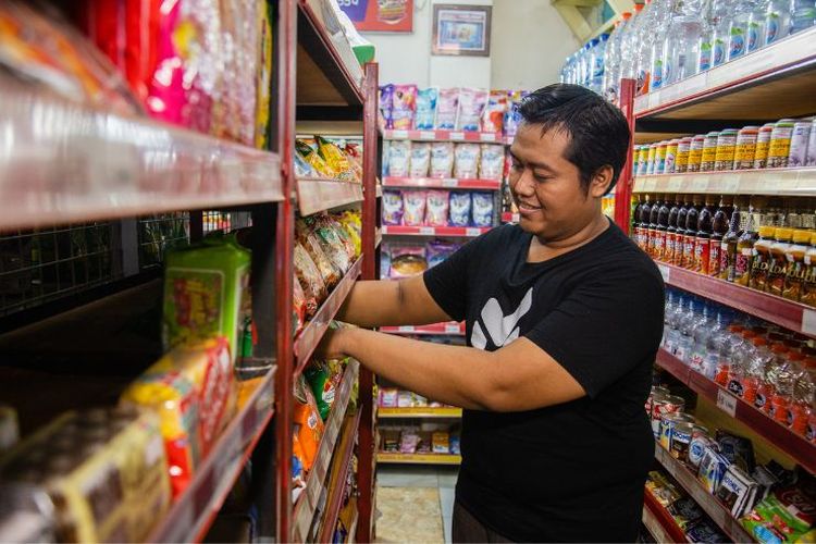 Setelah bergabung dengan Mitra Bukalapak pada 2018, Jay berhasil mentransformasi usahanya menjadi lebih besar dan modern seperti minimarket. Pendapatannya pun melesat hingga Rp 200 juta per bulan.

