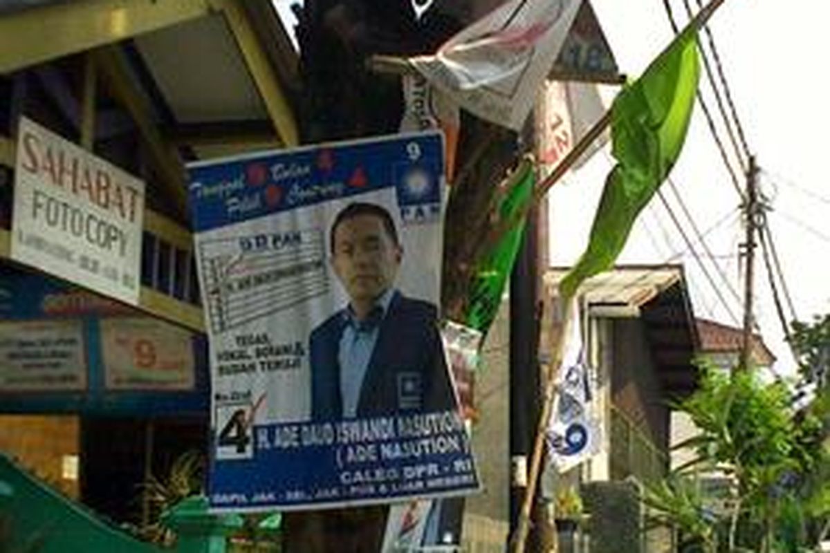 Banner caleg dan atribut parpol yang mulai ramai di jalanan