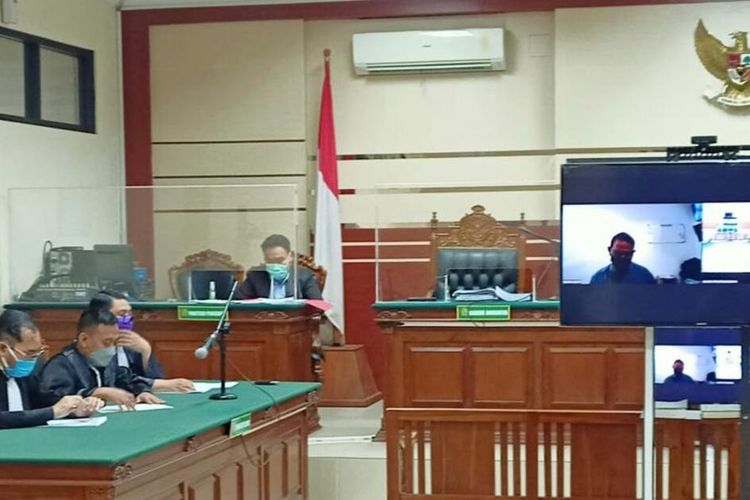 Sidang putusan terhadap terdakwa Bupati Nonaktif Nganjuk Novi Rahman Hidayat dan bekas ajudannya di Pengadilan Tipikor pada PN Surabaya, Kamis (6/1/2022). Foto: Kejari Nganjuk