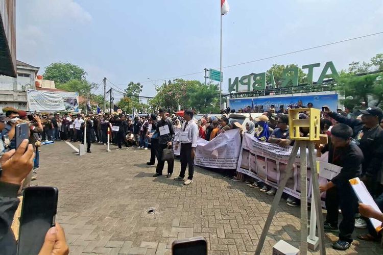 Ratusan Warga Poponcol Geruduk BPN Karawang, Tagih Sertifikat PTSL yang Tak Kunjung Diserahkan