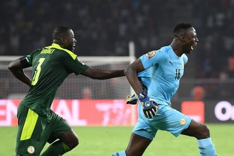 Kiper timnas Senegal, Edouard Mendy, berselebrasi usai timnya mengalahkan Mesir 4-2 di final Piala Afrika 2021.