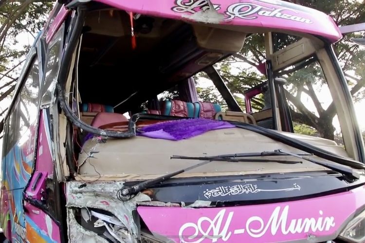 Bus yang terlibat kecelakaan di Jalan Lintas Barat (Jalinbar) Sumatera, Kabupaten Pringsewu, Rabu (28/6/2023) dini hari tadi.