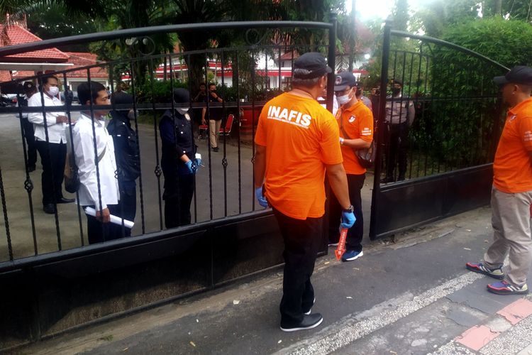 Petugas INAFIS Polda Jatim melakukan olah TKP di pintu gerbang rumah dinas Wali Kota Blitar, Senin (12/12/2022)