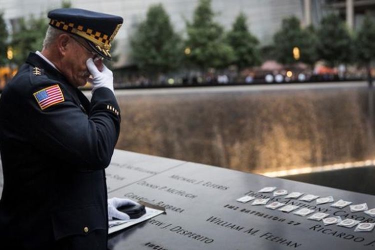 Sam Pulia, wali kota dan mantan polisi di Weserchester, Illinois, AS, mendoakan mendiang sepupunya, petugas pemadam kebakaran New York Thomas Anthony Casoria, yang tewas di menara selatan World Trade Center yang ambruk akibat serangan teroris 11 September 2001.