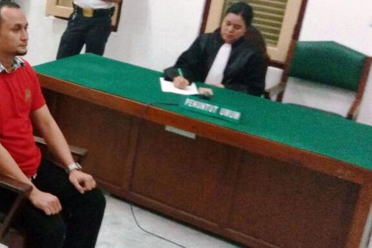 Terbukti bertransaksi dengan bandar narkoba, Mantan Kasat Narkoba Polres Pelabuhan Belawan, Ichwan Lubis divonis hakim PN Medan dengan hukuman 2 tahun 6 bulan penjara, Rabu (1/2/2017)