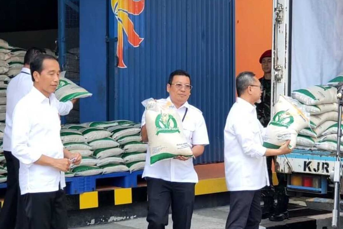 Cara cek penerima bantuan pangan beras, ayam, dan telur. Presiden Joko Widodo (Jokowi) menyalurkan bantuan sosial (bansos) ribuan ton beras di Gudang Bulog, Kecamatan Kartasura, Kabupaten Sukoharjo, Jawa Tengah, pada Senin (10/4/2023).