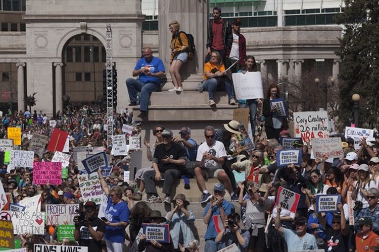 Ribuan orang berpartisipasi selama March for Our Lives di Civic Center Park pada 24 Maret 2018 di Denver, Colorado, Amerika Serikat. (AFP/Shannon Finney)