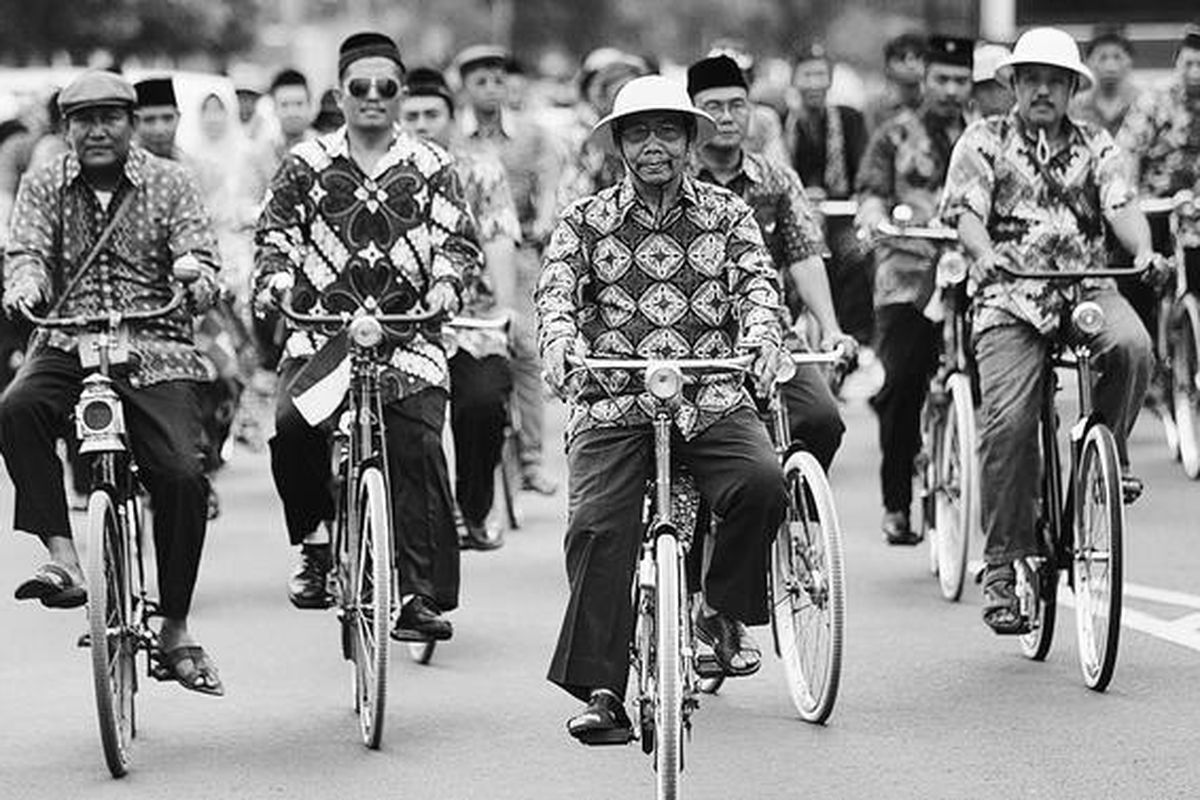 Gabungan komunitas pencinta sepeda tua dengan berbusana batik melintas di Bundaran Hotel Indonesia, Jakarta Pusat, Jumat (2/10). Kegiatan ini untuk menyambut dikukuhkannya batik oleh UNESCO sebagai warisan dunia asli Indonesia.