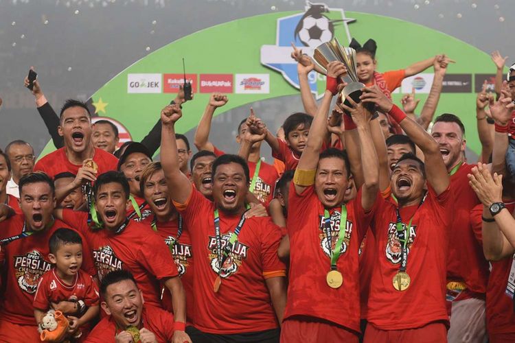 Pemain Persija Jakarta berselebrasi usai keluar sebagai juara Liga 1 di Stadion Utama Gelora Bung Karno, Jakarta, Minggu (9/12/2018). Persija juara setelah menang pada laga terakhir atas Mitra Kukar dengan skor 2-1.