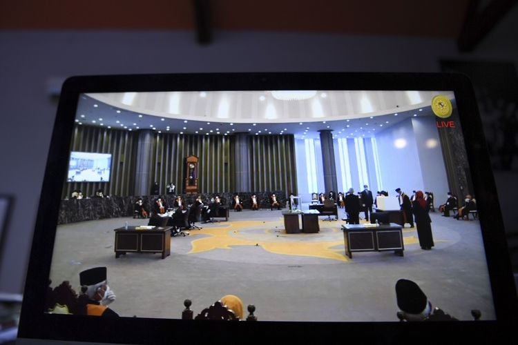 Layar menampilkan live streaming Sidang Paripurna Khusus Pemilihan Ketua Mahkamah Agung periode 2020-2025 dari Gedung MA di Jakarta, Senin (6/4/2020). ANTARA FOTO/Hafidz Mubarak A/hp.