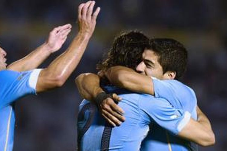 Edinson Cavani menilai Luis Suarez butuh waktu adaptasi untuk bisa padu dengan gaya bermain Barcelona. 