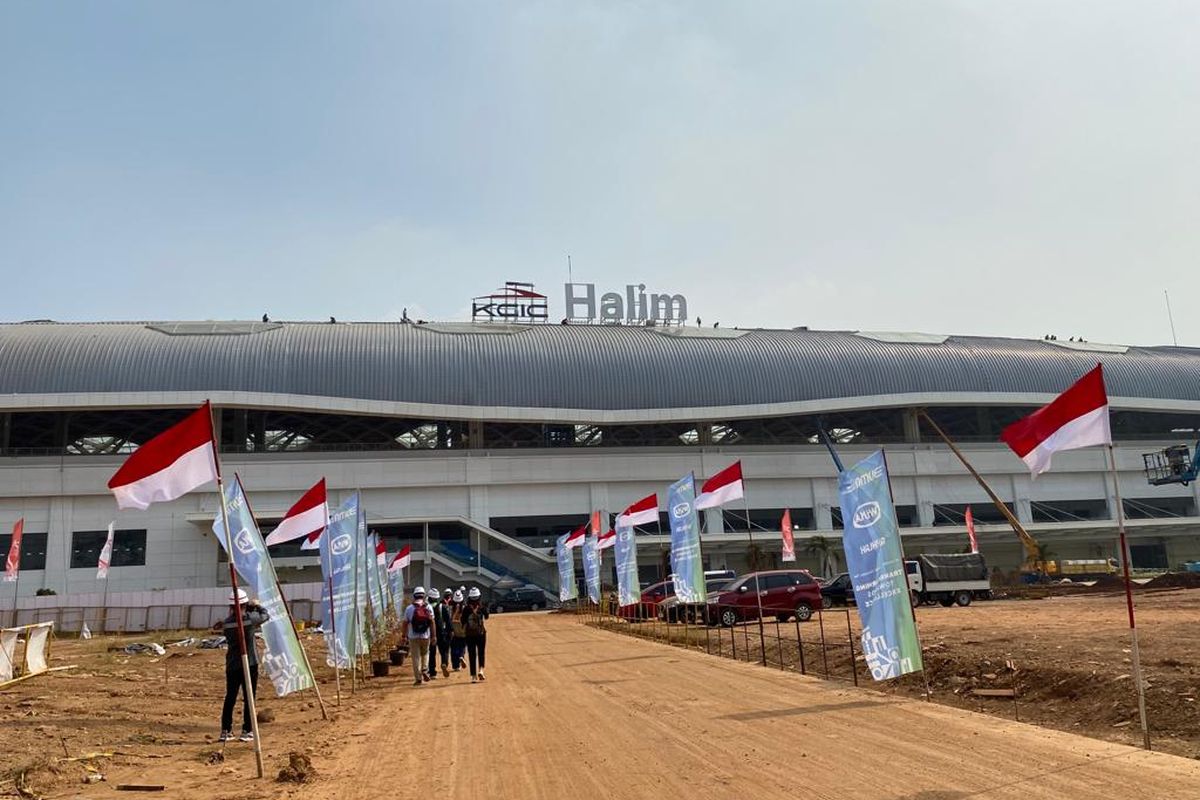 Stasiun Halim, Jakarta Timur, Sabtu (12/8/2023). Proses pembangunan stasiun ini mencapai 97 persen. 