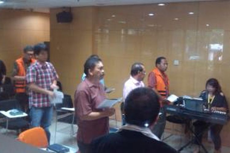 Sebanyak eam tahanan KPK melakukan ibadah Kenaikan Isa Almasih di Gedung KPK, Jakarta, Kamis (14/5/2015).
