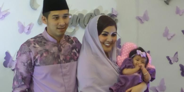 Vokalis Nindy Ayunda bersama sang suami Askara Parasady dan putrinya Akifa Dhinira Parasady saat diabadikan di kediamannya di kawasan Pondok Pinang, Jakarta Selatan, Sabtu (20/1/2017).