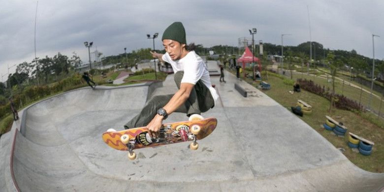 Salah satu pemain skateboard Indonesia berlatih jelang persiapan Asian Games 2018 SD Xtreme Park, Bumi Serpong Damai, Tangerang.