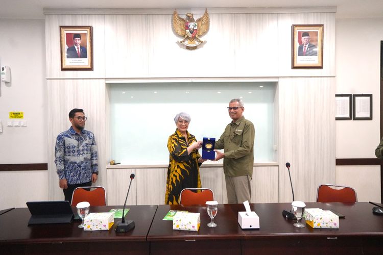 Wakil Rektor Bidang 4 Universitas Pancasila, Diennaryati Tjokrosuprihatono ketika menyerahkan plakat kepada Pertamina Foundation.