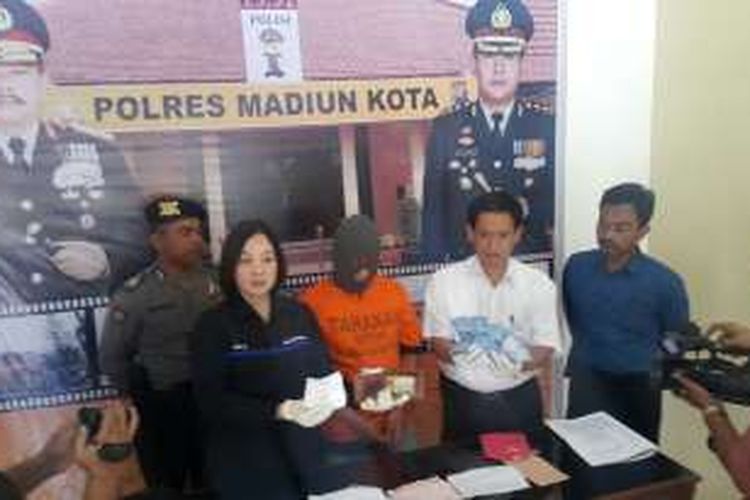 Barang bukti-Kasubag Humas Polres Madiun Kota, AKP Ida Royani (paling kiri,red) menunjukkan barang bukti dan tersangka kasus pencurian laptop dan ipad yang digunakan untuk cicilan modal koperasi, Selasa (11/10/2016) siang. 