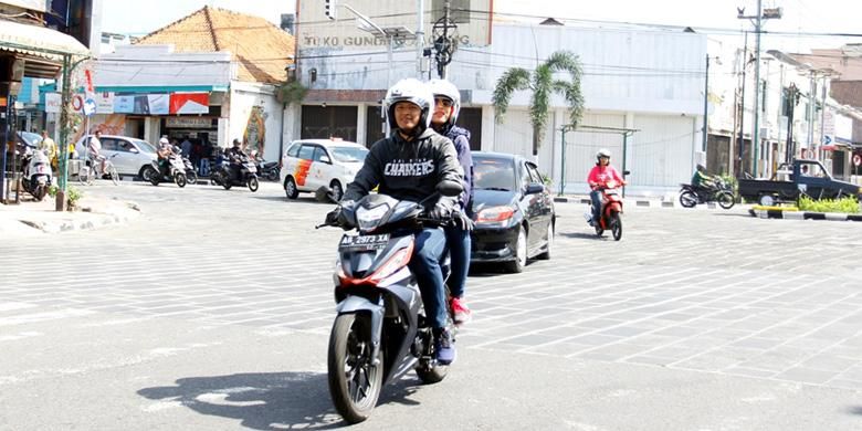 Berwisata naik motor di Yogyakarta.