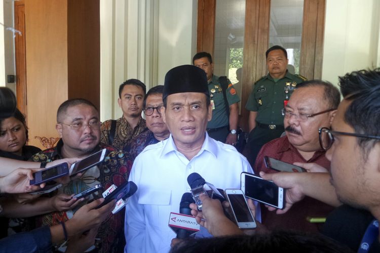 Ketua Panitia Khusus Revisi Undang-Undang Nomor 15 Tahun 2003 tentang Pemberantasan Tindak Pidana Terorisme (RUU Anti-terorisme), Muhammad Syafii usai beraudiensi dengan Menteri Koordinator Bidang Politik, Hukum dan Keamanan Wiranto di Kemenko Polhukam, Jakarta Pusat, Jumat (15/9/2017). 