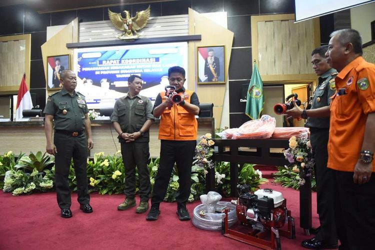 Gubernur Sumatera Selatan (Sumsel) Herman Deru bersama Kepala BNPB Sumsel Suharyanto  dalam rapat koordinasi (rakor) dengan Badan Nasional Penanggulangan Bencana (BNPB) di Aula Binapraja Pemprov Sumsel, Selasa (12/9/2023).
