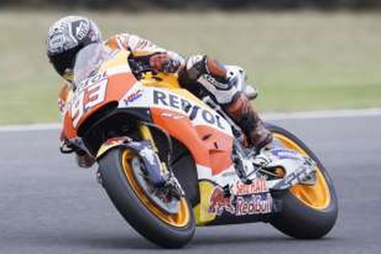 Pebalap Repsol Honda asal Spanyol, Marc Marquez, memacu motornya pada hari kedua tes pramusim MotoGP 2016 di Sirkuit Phillip Island, Australia, Kamis (18/2/2016). 