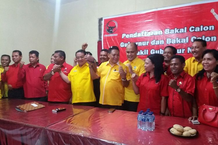 Agustinus Ibrahim Medah (keempat dari kiri) saat bergandengan tangan dengan Sekretaris DPD PDI Perjuangan NTT Nelso Matara (ketiga dari kiri) dan sejumlah pengurus kedua partai itu. Politisi partai Golkar NTT itu mendaftar sebagai bakal calon gubernur NTT di Sekretariat DPD PDI Perjuangan NTT, Sabtu (6/5/2017) 