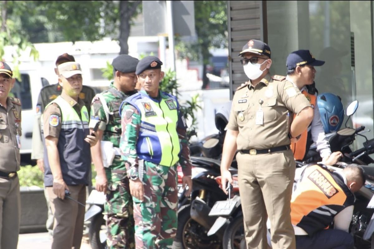 Petugas gabungan yang terdiri dari Satpol PP, Dishub dan TNI-Polri menertibkan pedagang kaki lima (PKL) hingga kendaraan yang parkir liar di atas trotoar yang tersebar di lima wilayah kota administrasi. 
