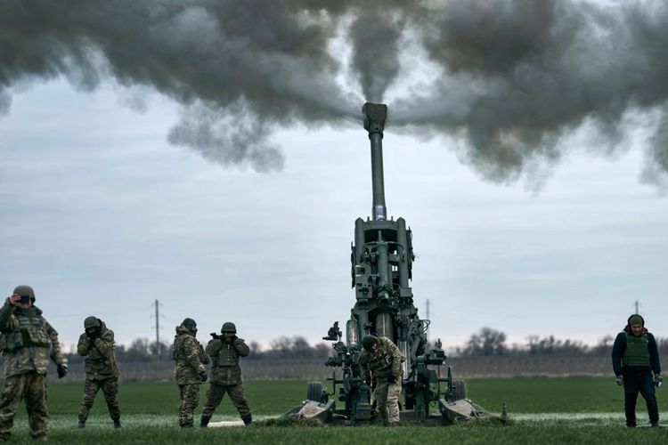 Sejumlah tentara Rusia menembakkan artileri dari meriam howitzer M777 ke arah posisi Rusia di wilayah Kherson, Ukraina, 9 Januari 2023. 