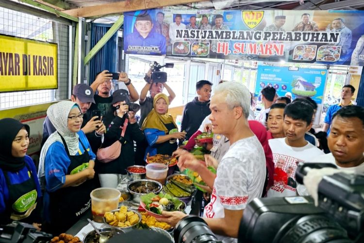 Bakal capres dari PDI-P Ganjar Pranowo saat memesan makanan di warung Nasi Jamblang Pelabuhan Hajah Sumarni di Kota Cirebon, Jawa Barat, Sabtu (3/6/2023).