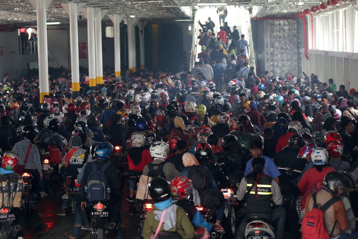 Pemudik antre menunggu masuk ke kapal Ro-Ro saat puncak arus mudik di Pelabuhan Merak, Cilegon, Banten, Jumat (23/6/2017). Pelabuhan Merak menargetkan 1.438.550 orang akan menyeberangi lintasan Merak-Bakauheni selama Lebaran tahun ini. 