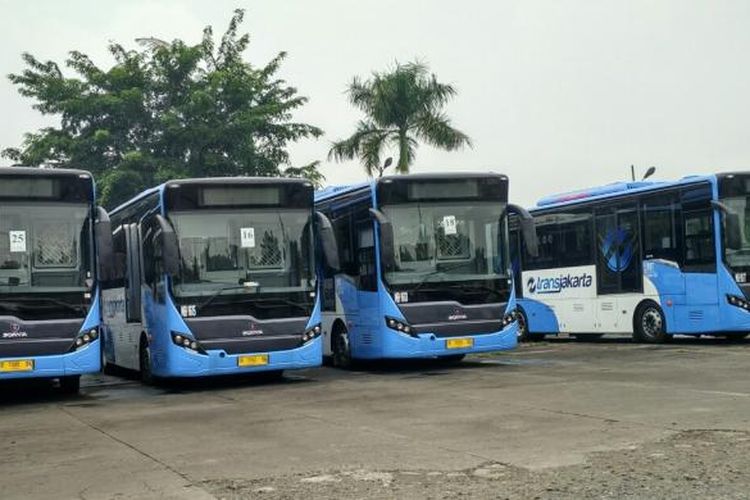 Bus-bus gandeng milik PT Mayasari Bakti yang siap dioperasikan di Pul PT Mayasari Bakti, Klender, Jakarta Timur, Selasa (26/4/2016).