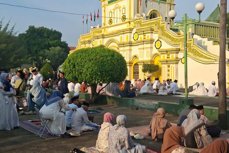 Ribuan Jemaah Shalat Id di Masjid Jamik Sumenep, Meluber hingga ke Jalan