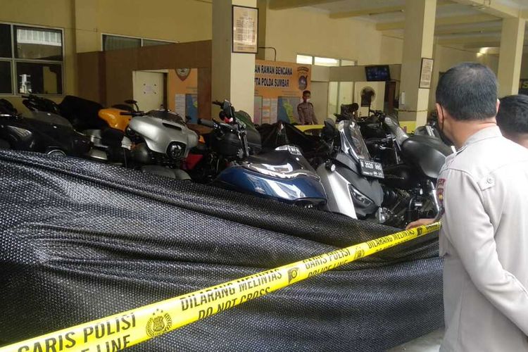 Sebanyak 24 Moge milik anggota klub HOG diamankan di Mapolda Sumbar, Jumat (13/11/2020)