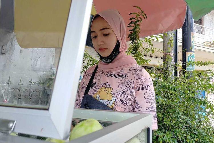 Foto Viral Penjual Rujak Cantik di Pinggir Jalan 