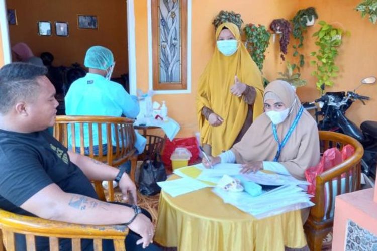 Studi Serosurvei Badan penelitian dan Pengemabngan Kesehatan (Litbangkes) Kemeneterian Kesehatan di Kelurahan Limbah B Kota Gorontalo. Petugas didampingi tim Dinas Kesehatan Provinsi Gorontalo