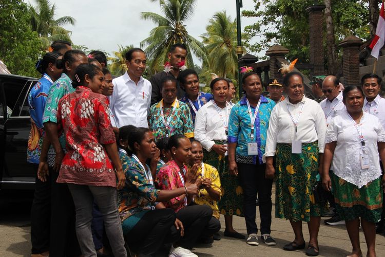 Presiden RI Joko Widodo bersama ibu-ibu nelayan peserta pelatihan pengolahan produk perikanan dan batik ecoprint saat peresmian Kampung Nelayan Modern di Desa Samber Binyeri, Biak Numfor, Papua, 23 November lalu.