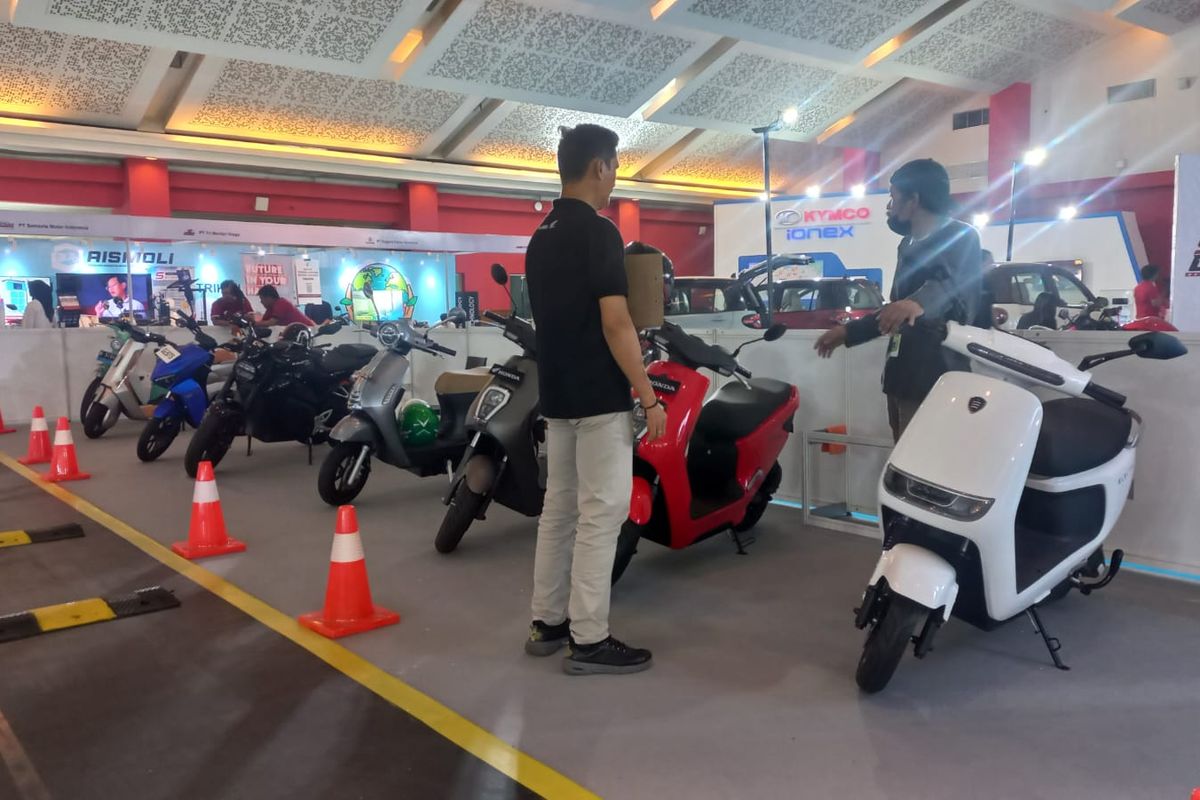 Deretan motor listrik yang bisa dicoba langsung oleh pengunjung di area indoor test ride PEVS 2024