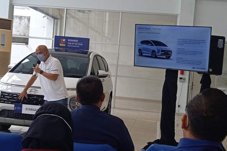 Teknisi Hyundai Lampung memeriksa kapasitas baterai dan mesin di bengkel resmi Hyundai, Selasa (17/1/2023). Hyundai memfokuskan pada layanan after sales tahun 2023 ini.