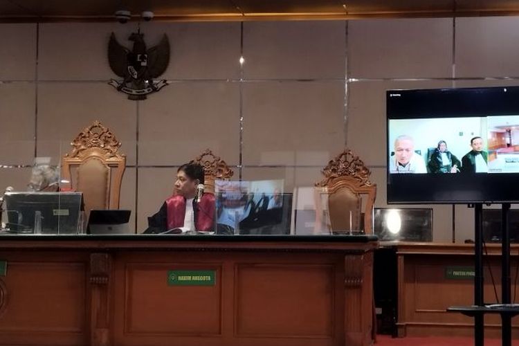 Hakim Agung nonaktif Sudrajad Dimyati mengikuti sidang vonis secara daring yang digelar di Pengadilan Negeri Bandung, Kota Bandung, Jawa Barat, Selasa (30/5/2023). 