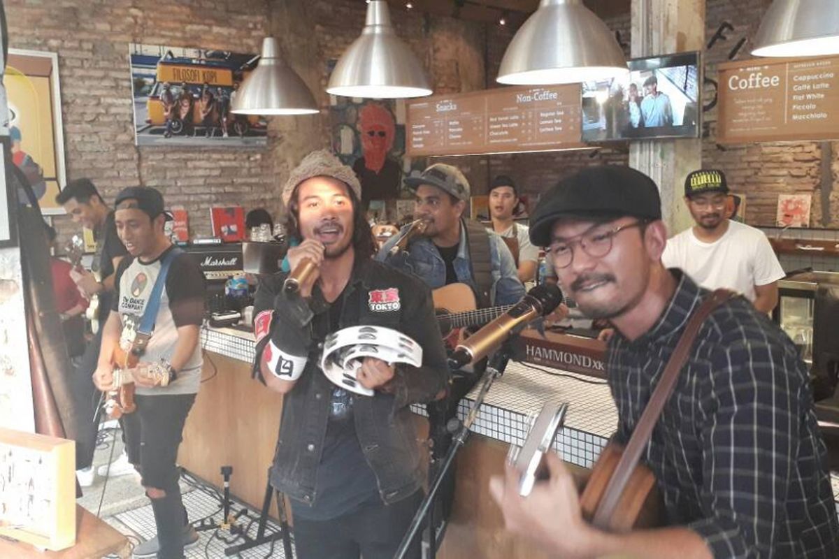 Rio Dewanto dan Chicco Jerikho membawakan lagu remake milik Sheila on 7 berjudul Sahabat Sejati yang diaransemen oleh Glenn Fredly di Kedai Filosofi Kopi, Melawai, Jakarta Selatan, Selasa (23/5/2017).