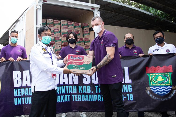 Pemain asing Persita Tangerang Adam Mitter menyerahkan bantuan sosial untuk masyarakat yang terdampak Covid-19 di kantor Bupati Tangerang, Rabu (21/7/2021) siang.