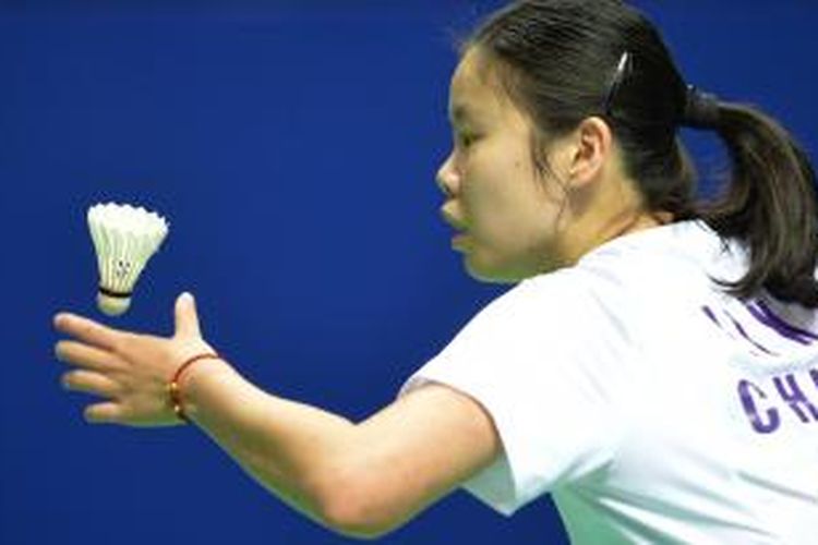Pebulu tangkis Chin, Li Xuerui Li melakukan servis saat menghadapi sesama pemain China, Jiao Bing, pada babak kedua China Open Superseries Premier 2013 di Shanghai, Kamis (14/11/2013). Li menang 21-13, 21-10.