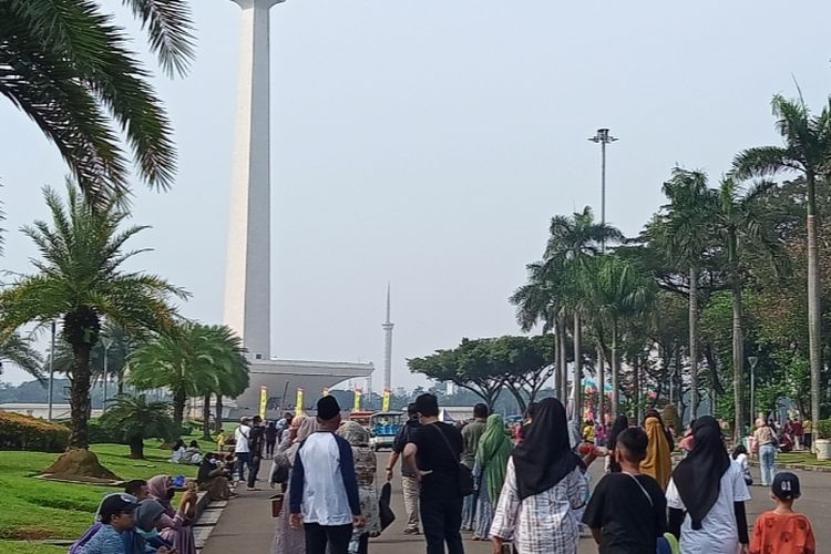 Hari Kedua Uji Coba Puncak Monas, Ramai Pengunjung Mengantri Masuk