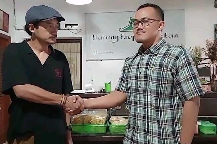 Isa Bajaj (baju hitam) dan Dimas (kemeja kotak) bersalaman ketika bertemu di Jalan Semeru, Kecamatan/Kabupaten Magetan, Selasa (23/4/2024). (Surya/Febrianto R)