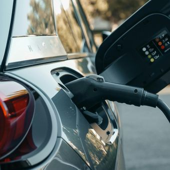 Ilustrasi Mobil Listrik. Insentif mobil listrik impor hanya berlaku hingga akhir 2025. Mulai 2026, produsen diwajibkan merakit kendaraan di dalam negeri sesuai aturan TKDN.