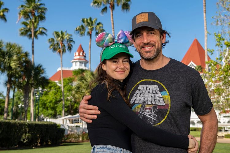 Shailene Woodley dan Aaron Rodgers