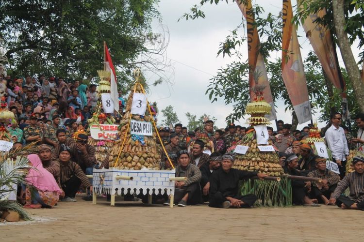 Belasan gunungan berisi ketupat diarak oleh warga mulai Makam Sunan Muria, Desa Colo, Kecamatan Dawe, Kudus, pada Jumat (22/6/2018) siang.